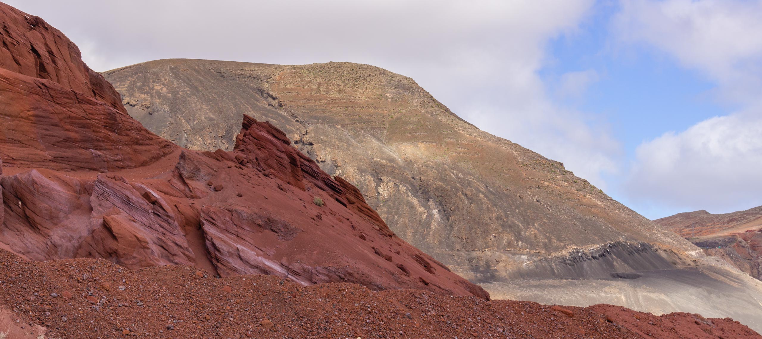 LanzarotePanoramaHillsMountainsAndVolcanoes 008