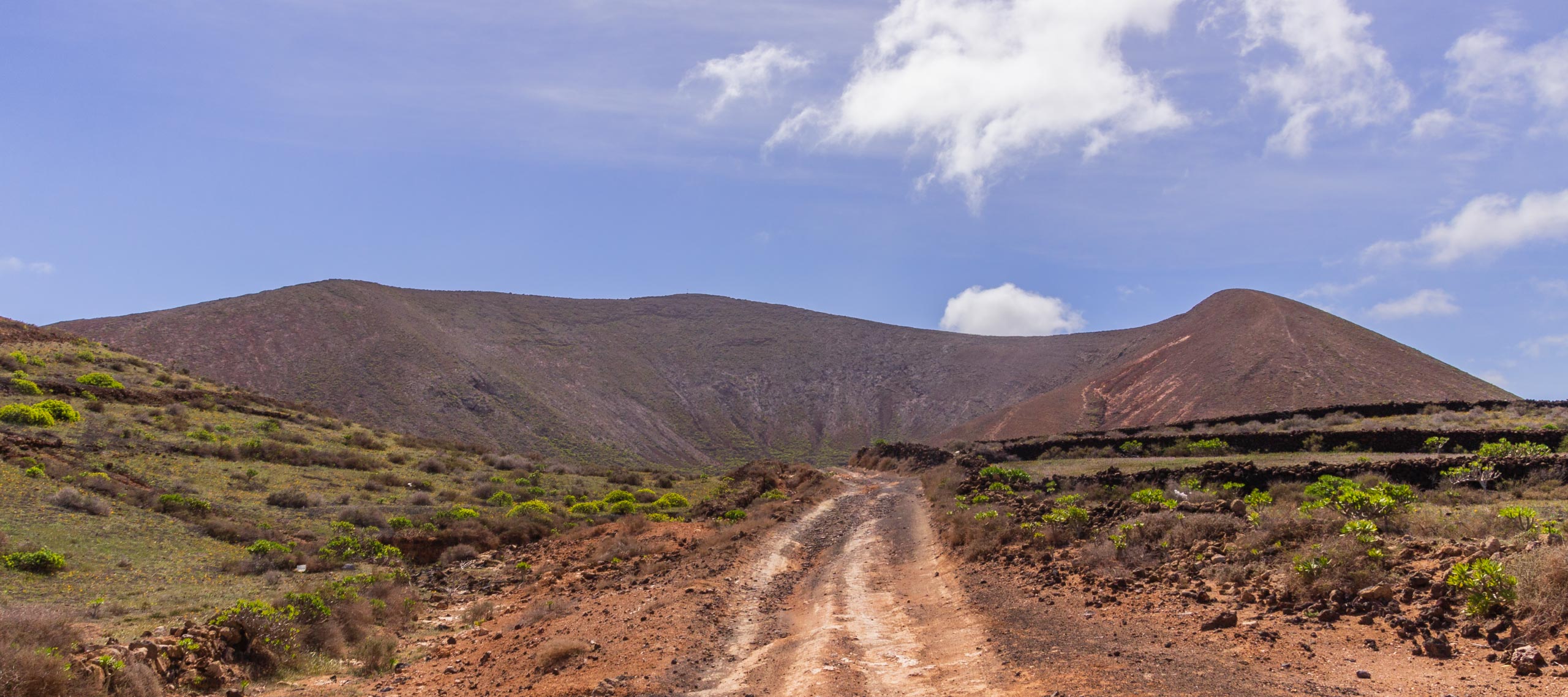 LanzarotePanoramaHillsMountainsAndVolcanoes 023