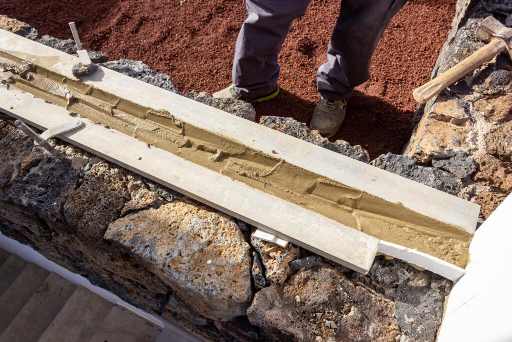 2023 02 LasBrenas 2. Februar Zementierung der Mauer 001
