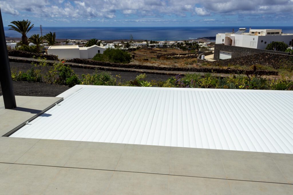 2023 04 LasBrenas 2. April Installation der Poolabdeckung 022